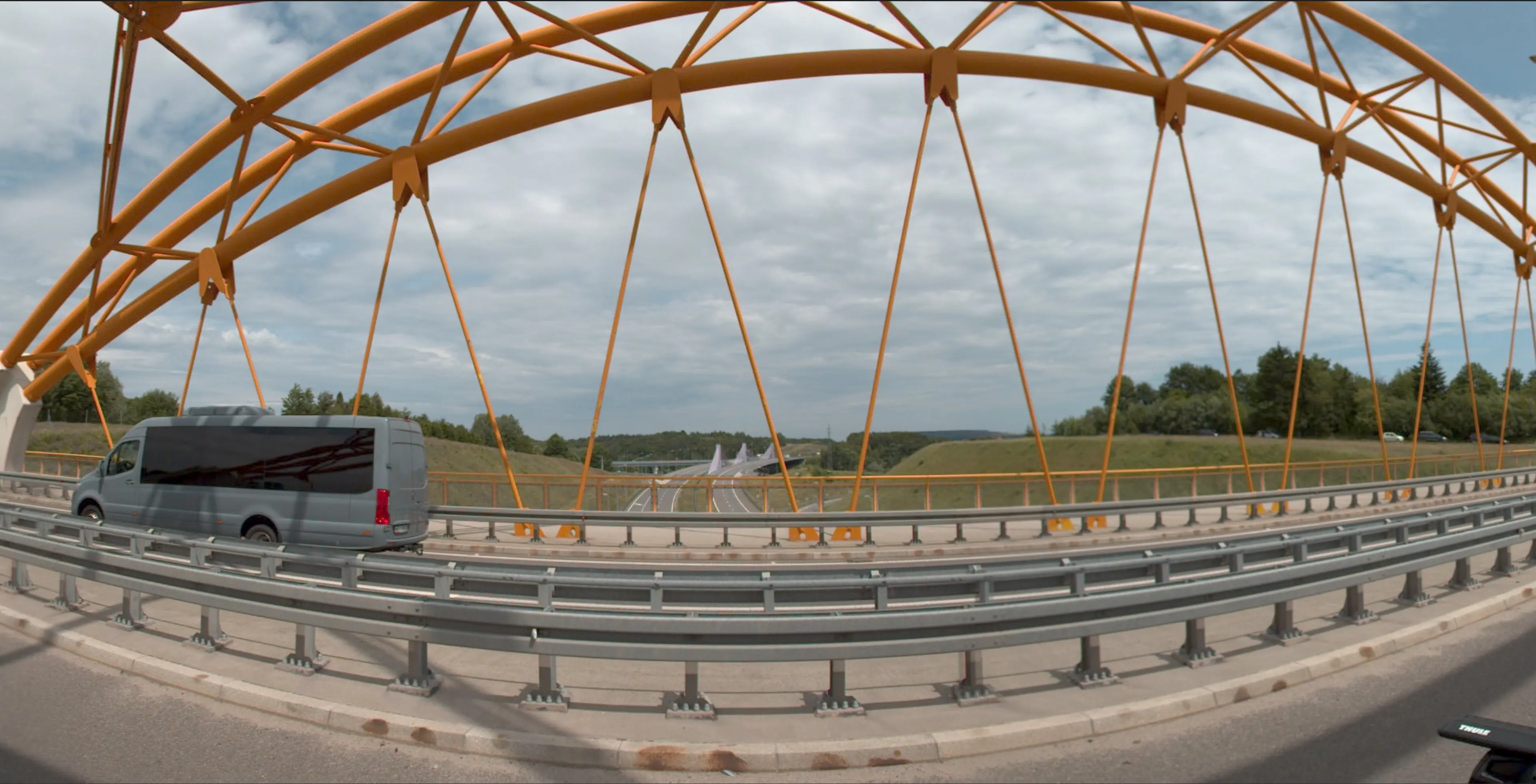 Estakada nad drogą krajową.